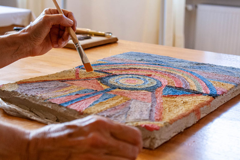 Person bemalt eine Ikone mit Pinsel und Farben ein Bild