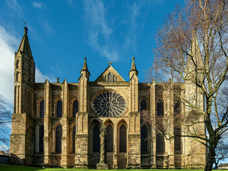 Gotische Kirche mit Rosettenfenster und Türmen in historischer Architektur.
