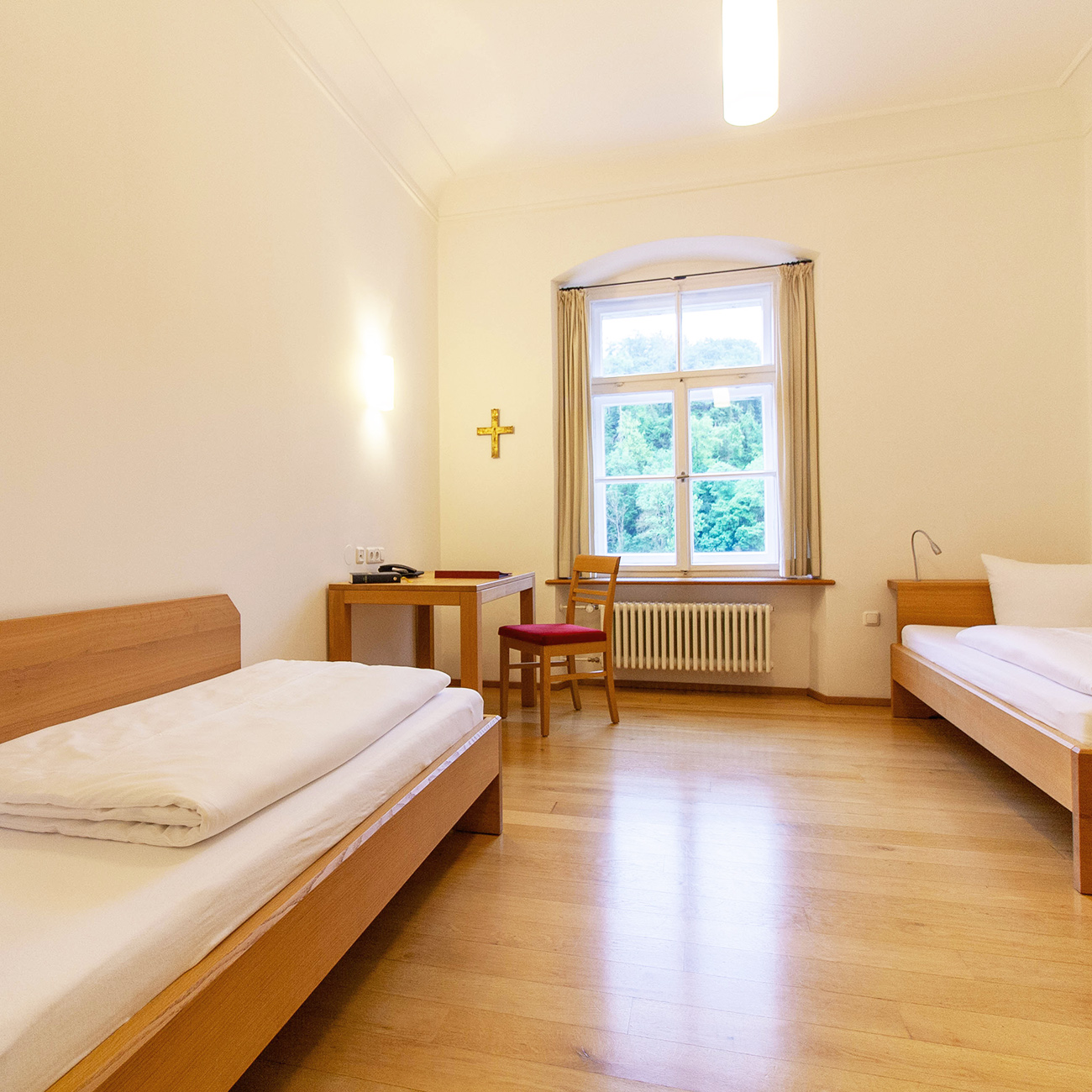 Eingang des Gästehauses St. Georg mit Glasportal und Rezeption drinen